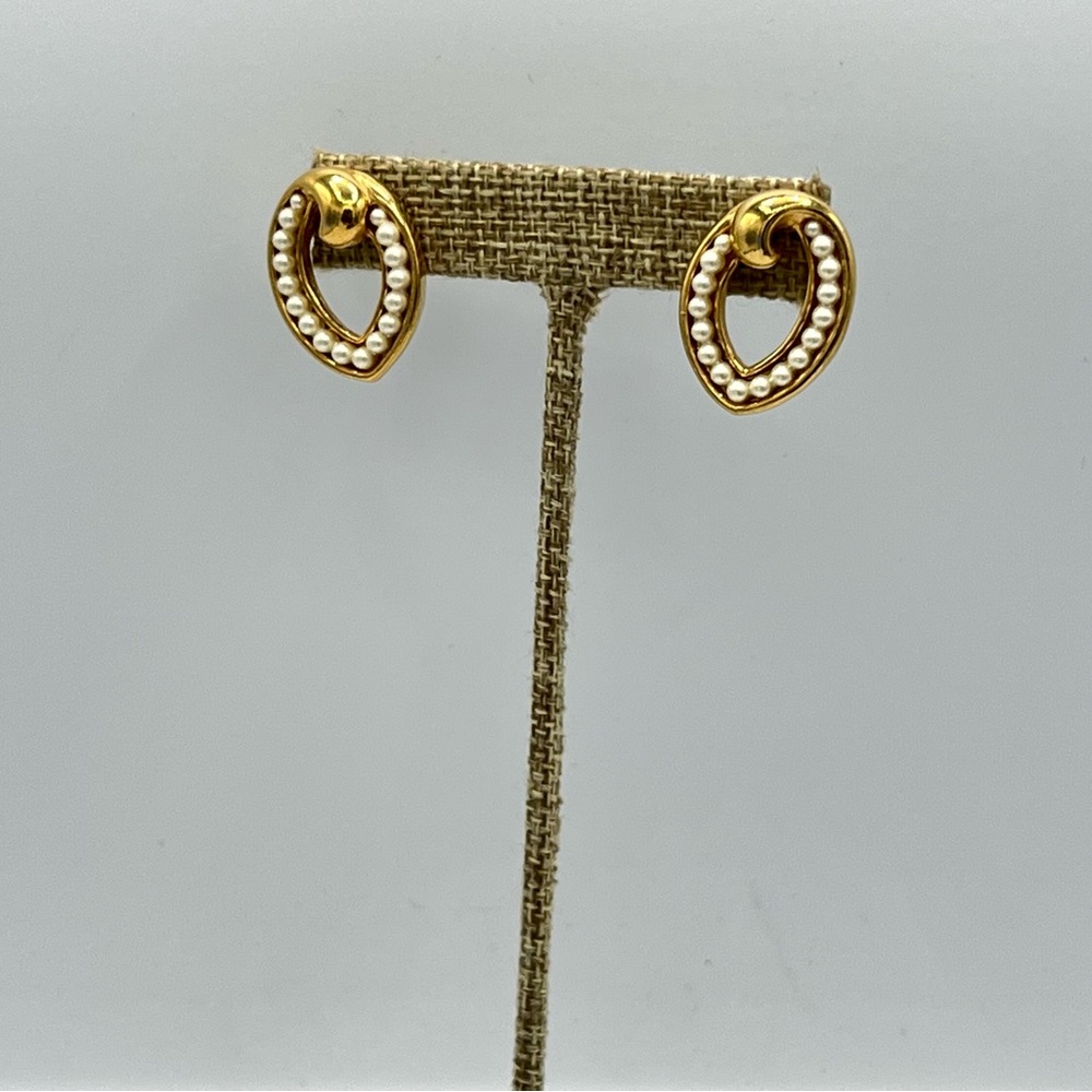 Vintage pierced earrings gold tone tiny faux pearl beads - Picture 2 of 5